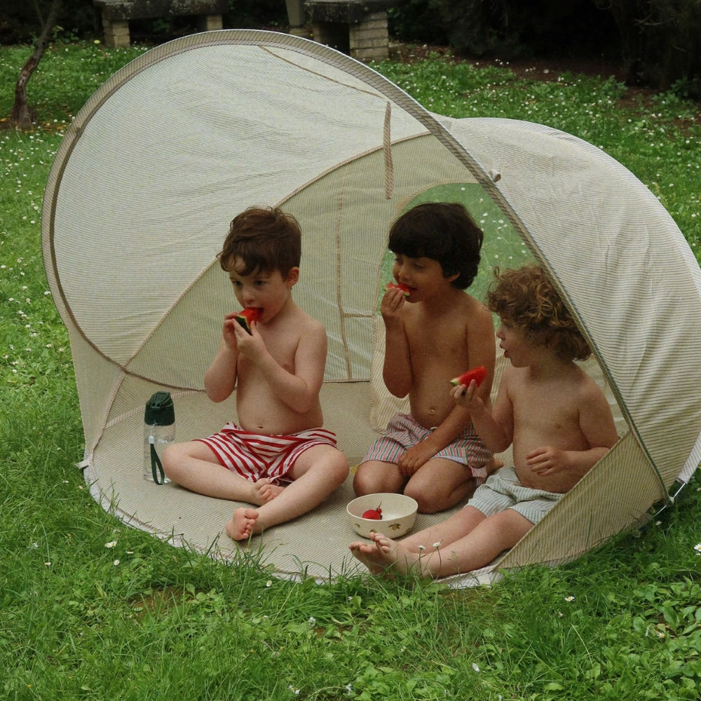 kleines zelt kinder Konges Slojd Kleines Pop-up-Zelt für Kinder am Strand Tea Stripe – 4kidspoint