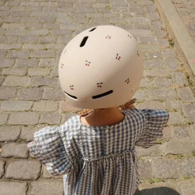fahrradhelm spielzeug Konges Sløjd Kinder Fahrradhelm Kirsche Größe M/L – 4kidspoint